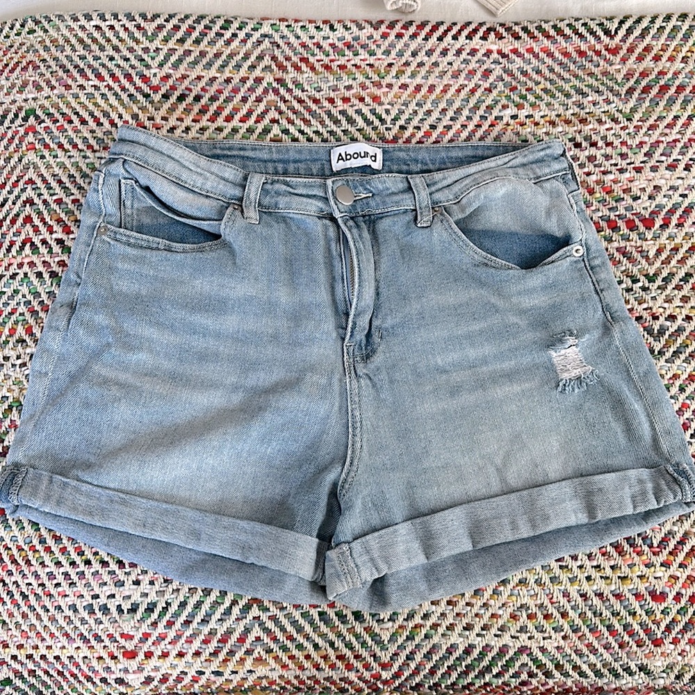 Light wash mid rise jean short